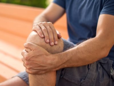 768dfd-6c18-ec8-f2a-2bc2a82e6ef7_man-with-knee-pain-sitting-bench-park-healthcare-medicine-concept-min (1)